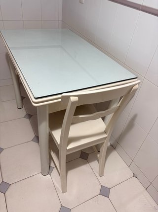 Mesa cristal y madera blanca extensible con cajón.