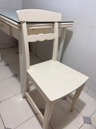 Mesa cristal y madera blanca extensible con cajón.