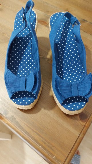 Sandalias cuña azul lunares sin estrenar