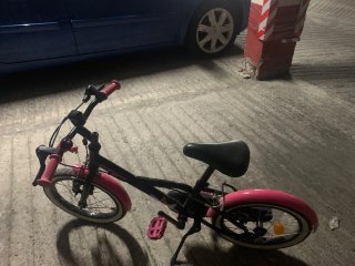 Bicicleta infantil rosa y negra