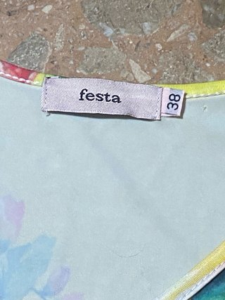 Camiseta floral amarilla Marca: Festa