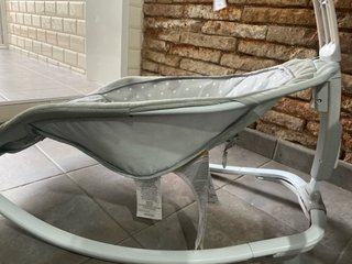 Hamaca para bebé gris con puntos blancos