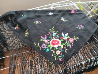 Mantón Bordado Negro con Flores