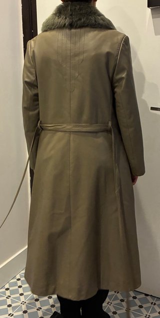 Gabardina de cuero sintético gris verdoso
