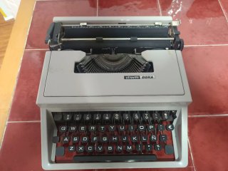 Máquina de escribir Olivetti Dora