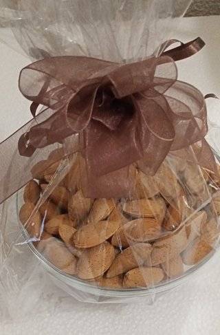 Centro de mesa de cristal con almendras