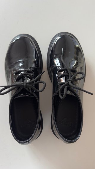 Zapatos Dr. Martens charol cordones negros