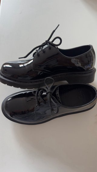Zapatos Dr. Martens charol cordones negros