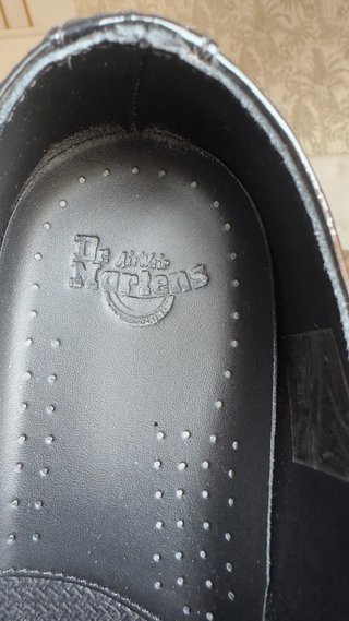 Zapatos Dr. Martens charol cordones negros