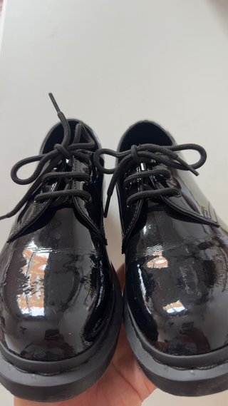 Zapatos Dr. Martens charol cordones negros