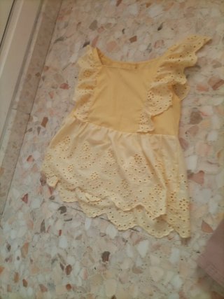 Camisa amarilla con volantes y bordados