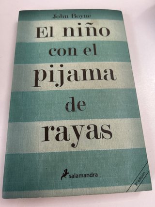 El niño con el pijama de rayas