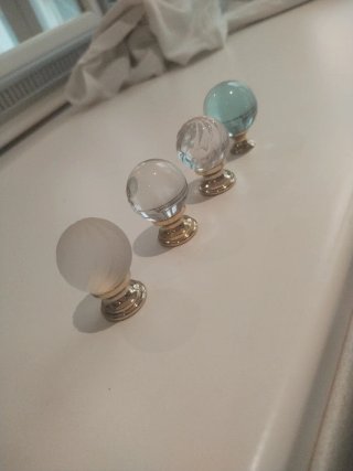 Lote de más de 100 pomos de cristal y metacrilato