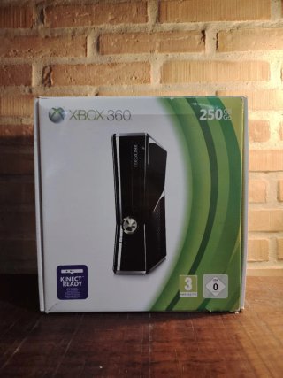 Xbox 360 250GB ( solo Caja + Extras)
