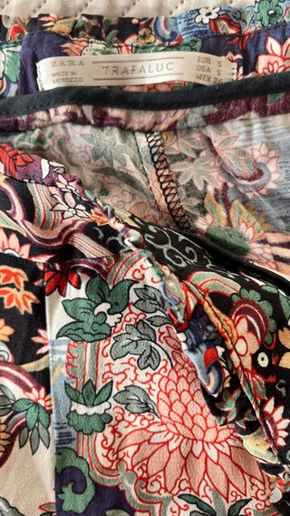 Pantalones Zara fluidos estampados