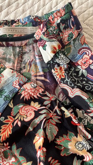 Pantalones Zara fluidos estampados