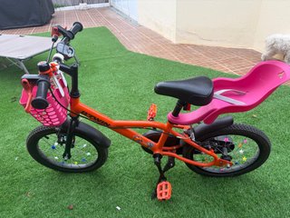 Bicicleta infantil naranja con cesta