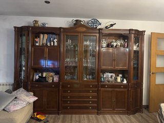 Mueble antiguo de madera y cristal