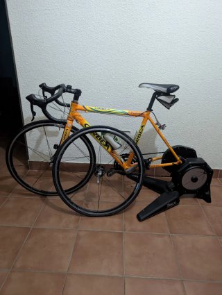 Bicicleta de Carretera Orbea y Rodillo Tacx