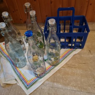 6 bottiglie in vetro decorate con tappo