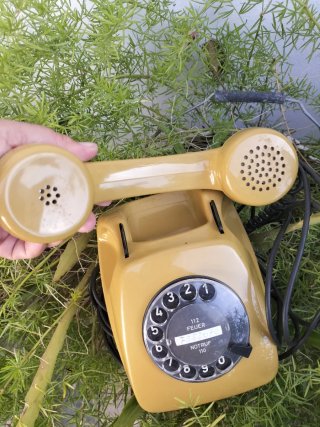 Teléfono antiguo W Germany amarillo
