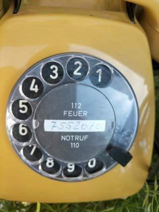 Teléfono antiguo W Germany amarillo