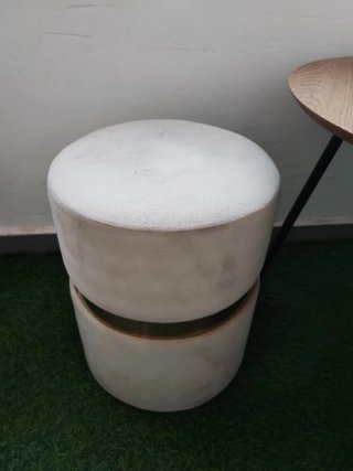 Mesa Redonda Madera y 2 Pufs Terciopelo