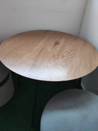 Mesa Redonda Madera y 2 Pufs Terciopelo