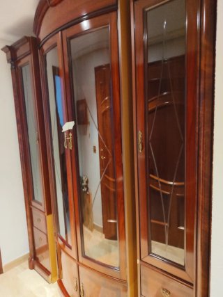 Vitrina clásica de madera y cristal