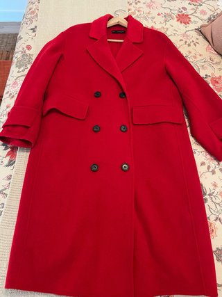 Abrigo oversize rojo de doble botonadura