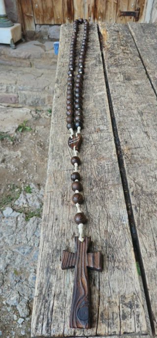 Rosario de madera antiguo con cruz
