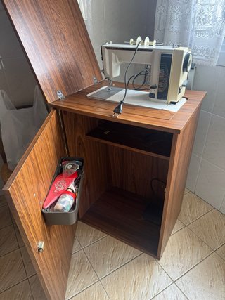 Máquina de coser Sigma con mueble