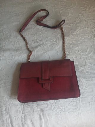 Bolso de mano rojo con cadena