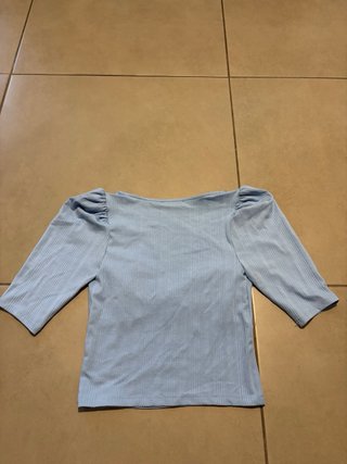 Camiseta Stradivarius azul manga abullonada