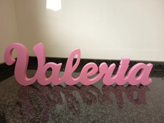 Nombre Valeria en madera color rosa