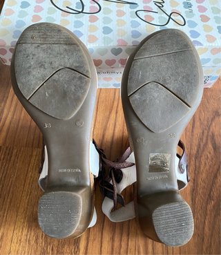 Sandalias de piel blancas y marrones