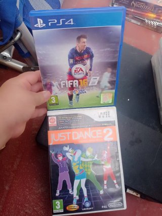Juegos FIFA 16 (PS4) y Just Dance 2 (Wii)