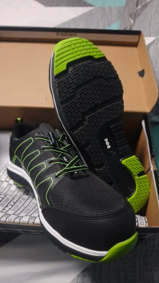 Zapatos de seguridad negros y verdes