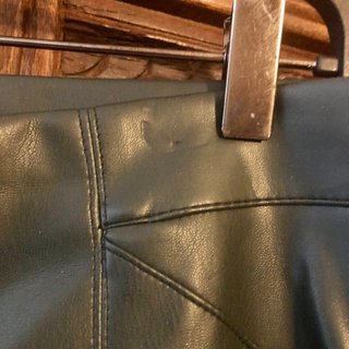 Rebajadísimos Pantalones efecto piel negro y verde