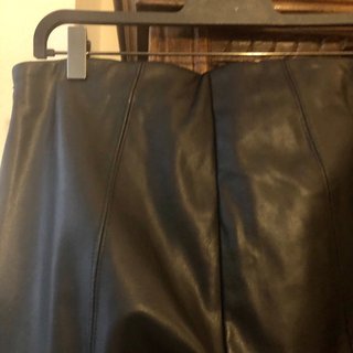 Rebajadísimos Pantalones efecto piel negro y verde