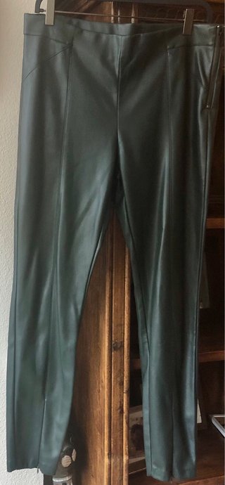 Rebajadísimos Pantalones efecto piel negro y verde