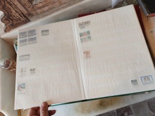 Álbum de sellos verde con detalles dorados
