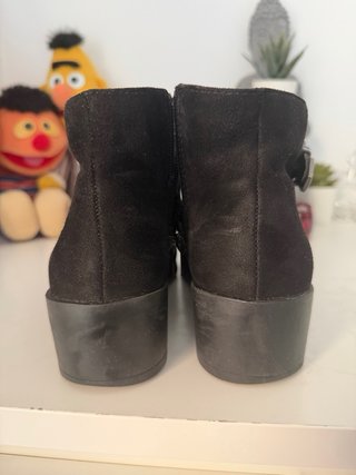 Botines Negros de Ante con Hebillas