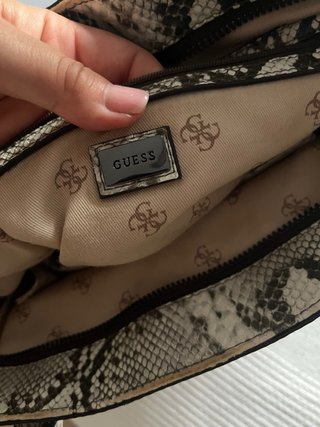Bolso Guess Animal Print Gris y Negro