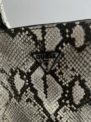 Bolso Guess Animal Print Gris y Negro