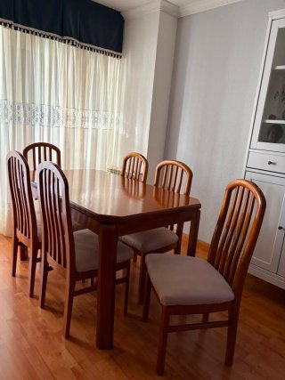 Conjunto de Mesa y 6 Sillas de Madera