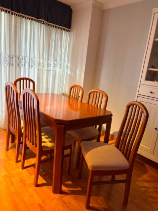 Conjunto de Mesa y 6 Sillas de Madera