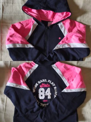 Sudadera con capucha azul y rosa