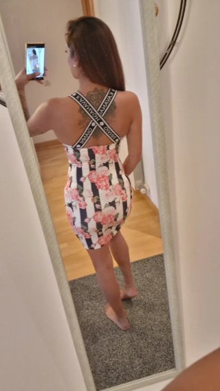 Vestido corto estampado floral y rayas