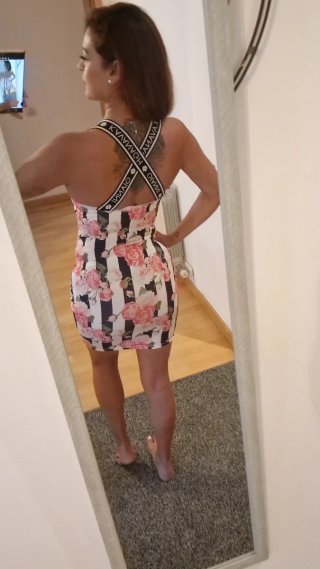 Vestido corto estampado floral y rayas